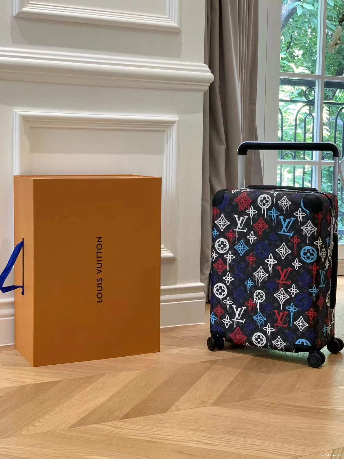 37L CABIN 55 HORIZON CUSTOM SUITCASE GRAFFITI 0716